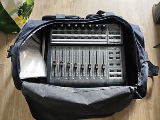 Controlador MIDI Behringer BCF2000