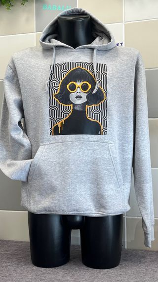 Hoodie cinza com estampa de mulher