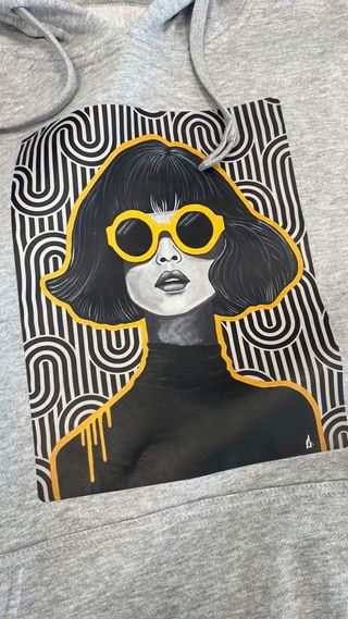 Hoodie cinza com estampa de mulher