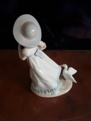 Figura porcelana Lladró niña con cesta