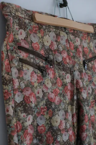 Pantalón floral marrón y multicolor. Talla 42