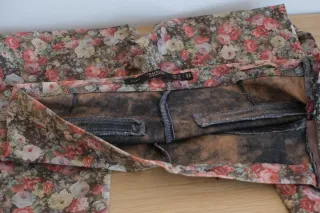 Pantalón floral marrón y multicolor. Talla 42