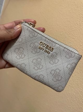 Monedero Guess Gris con Cadena y Logo