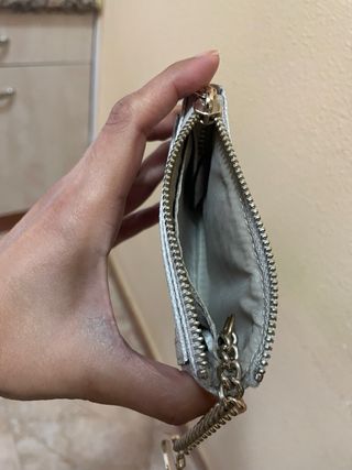 Monedero Guess Gris con Cadena y Logo