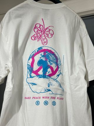 T-shirt SNS bianca con stampa