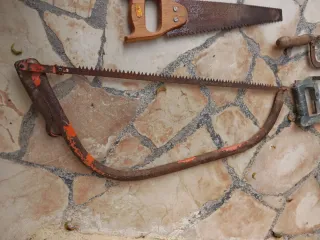 Lote de sierras y serruchos antiguos