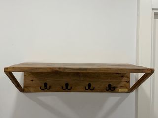 Perchero madera recuperada con ganchos