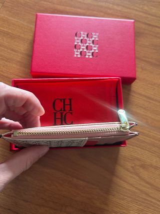 Billetera Carolina Herrera CH Beige y Roja