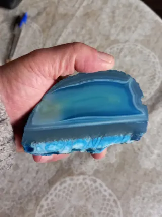 Piedra preciosa azul y blanca