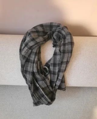Bufanda de cuadros gris y negra