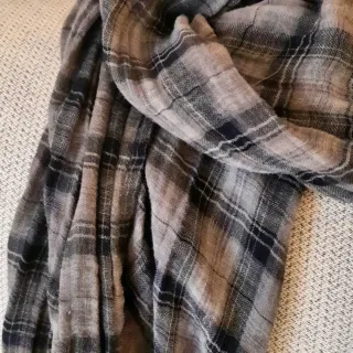 Bufanda de cuadros gris y negra