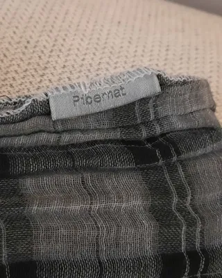 Bufanda de cuadros gris y negra