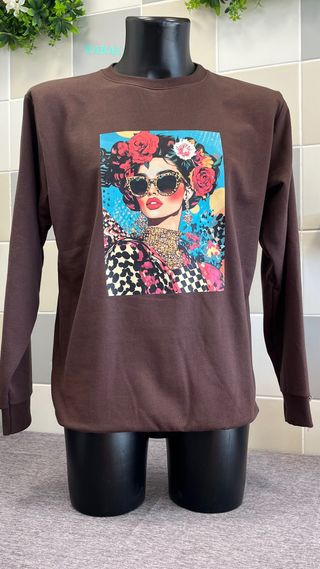 Camisola com estampa de mulher elegante