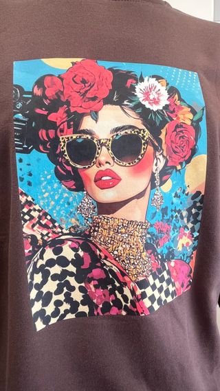 Camisola com estampa de mulher elegante