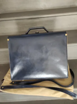 Cartella vintage blu con dettagli oro