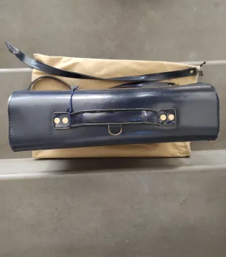 Cartella vintage blu con dettagli oro