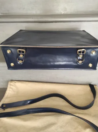 Cartella vintage blu con dettagli oro