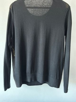 Top negro con lentejuelas doradas