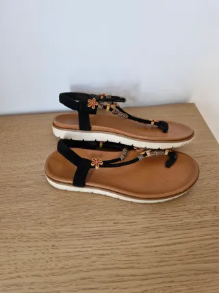 Sandalias con flores y abalorios