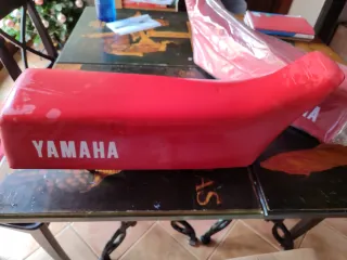 Asiento Sillín Yamaha DT50/DT80 Rojo y negro.