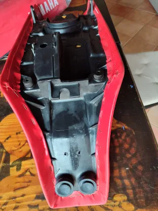 Asiento Sillín Yamaha DT50/DT80 Rojo y negro.