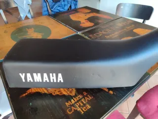 Asiento Sillín Yamaha DT50/DT80 Rojo y negro.