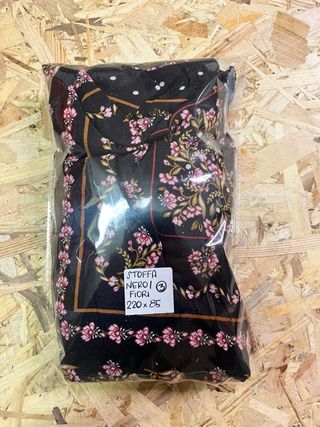 Scampolo stoffa nera fiori 220x85