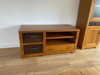 Mueble TV madera maciza con cajones y estantes