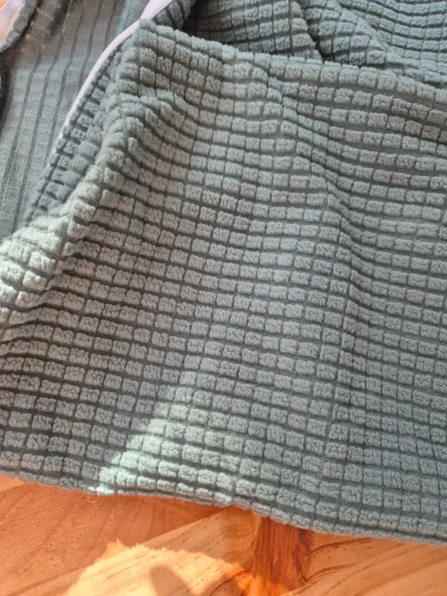 Funda de almohada verde texturizada con cremallera