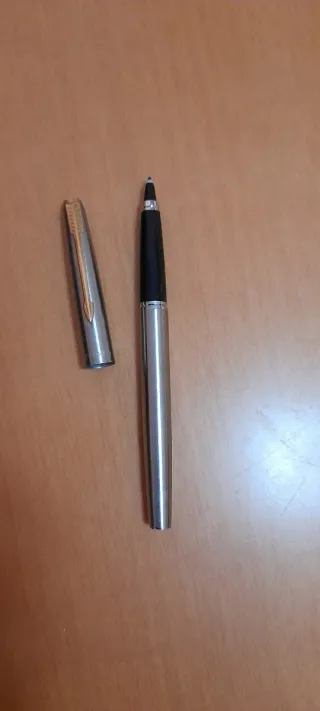 Bolígrafo Parker metálico dorado.