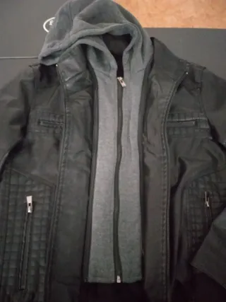 Cazadora de piel negra con capucha hombre