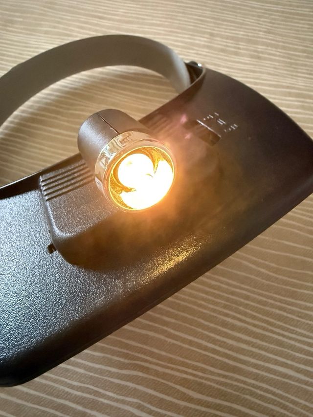 Casco con 4 lenti ingrandimento removibili e luce