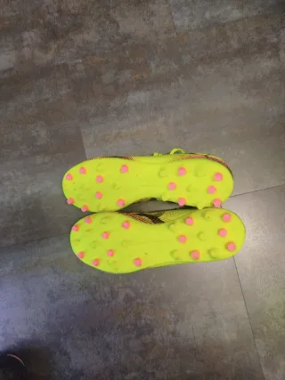 Zapatillas fútbol tacos Puma 1 puesta