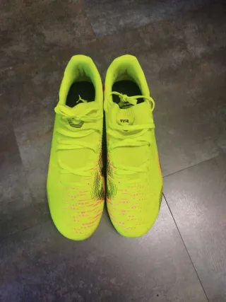 Zapatillas fútbol tacos Puma 1 puesta