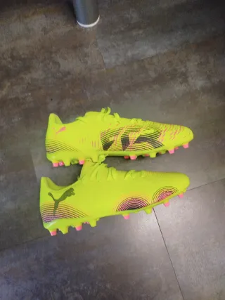 Zapatillas fútbol tacos Puma 1 puesta