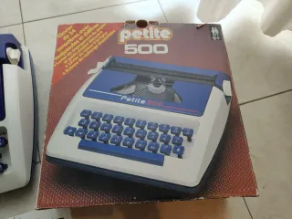 Macchina da scrivere Petite 500 vintage