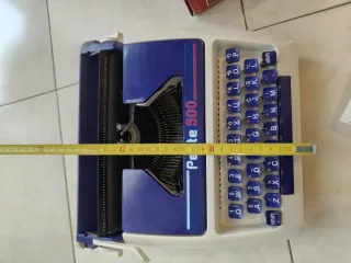 Macchina da scrivere Petite 500 vintage
