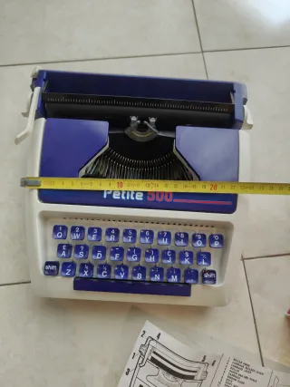 Macchina da scrivere Petite 500 vintage