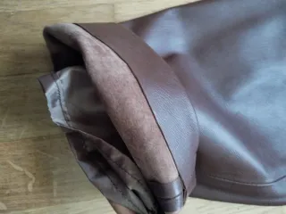 Pantalón de cuero marrón