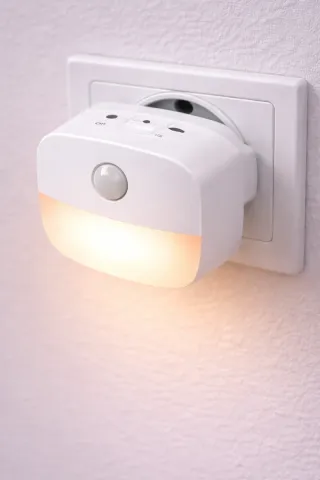 Luz LED nocturna con sensor movimiento enchufe