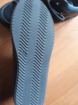 Botas niño negras y azules, con velcro