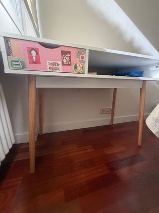 Escritorio blanco con cajón rosa