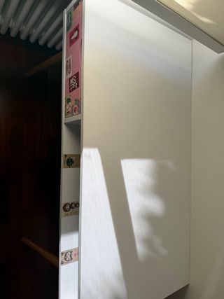 Escritorio blanco con cajón rosa