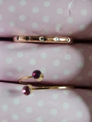 Joyero rosa con anillos y pendientes