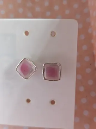 Joyero rosa con anillos y pendientes