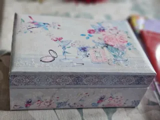 Joyero rosa con anillos y pendientes