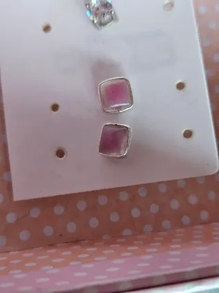 Joyero rosa con anillos y pendientes
