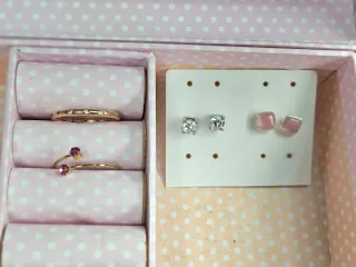 Joyero rosa con anillos y pendientes