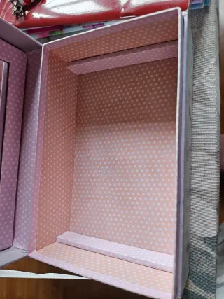 Joyero rosa con anillos y pendientes