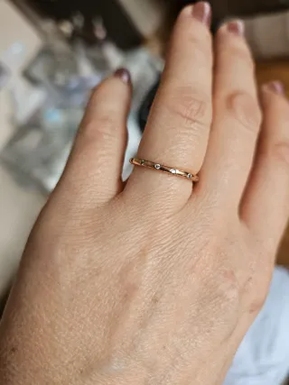 Joyero rosa con anillos y pendientes